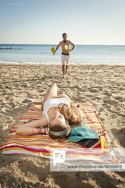 Spanien  Mallorca  Paar am Strand