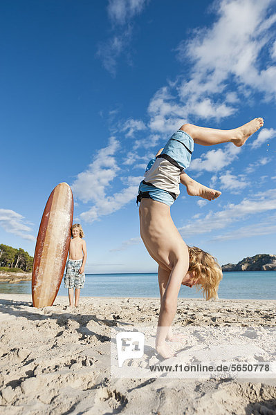 Spanien  Mallorca  Kinder spielen am Strand
