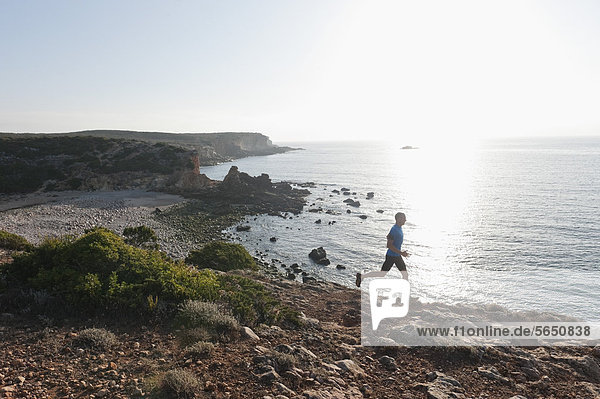 Portugal Algarve  Erwachsener Mann beim Joggen an der Küste