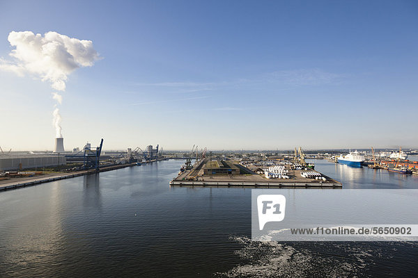 Deutschland  Rostock  Blick auf Hafen und Kraftwerk