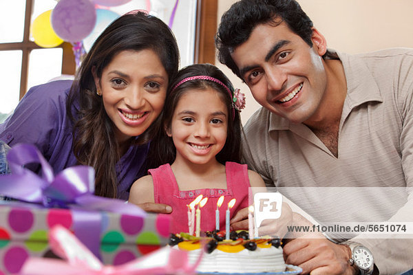 Mädchen feiert Geburtstag mit den Eltern