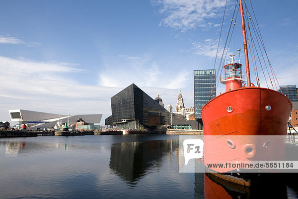 Blick auf die Uferpromenade in Richtung Museum of Liverpool und Royal Liver  Liverpool  UK