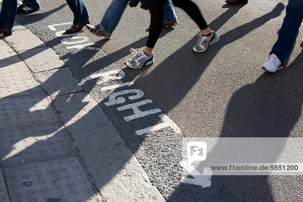 Fußgänger überqueren eine Straße