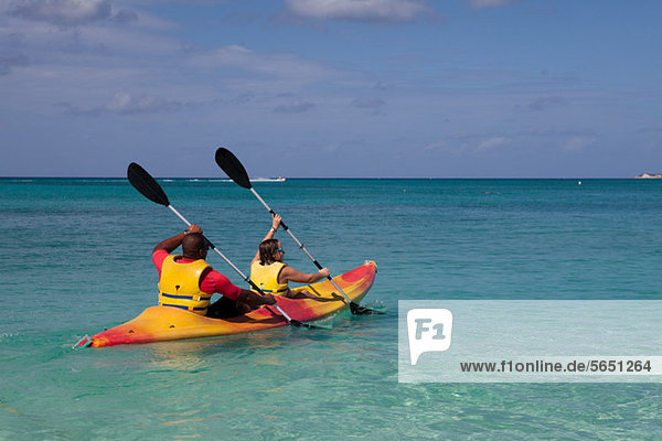 Zwei Personen Kajakfahren in der Karibik  Grand Cayman  Cayman Inseln