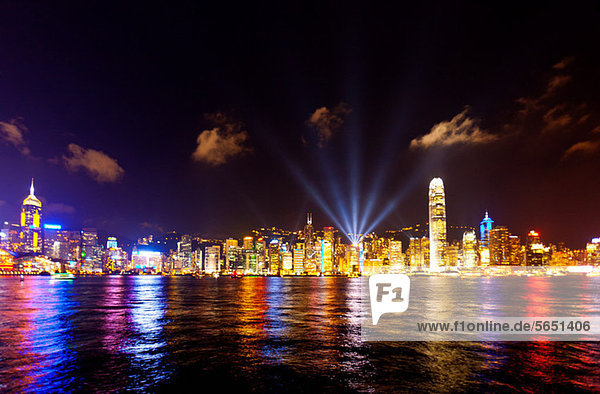 Skyline von Victoria Harbour bei Nacht  Hongkong