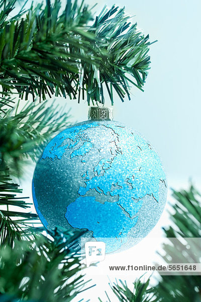 Globuskugel am Weihnachtsbaum