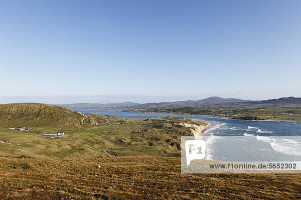 Irland  County Donegal  Blick auf Five Finger Strand und Inishowen Peninsula mit Trawbreaga Bay