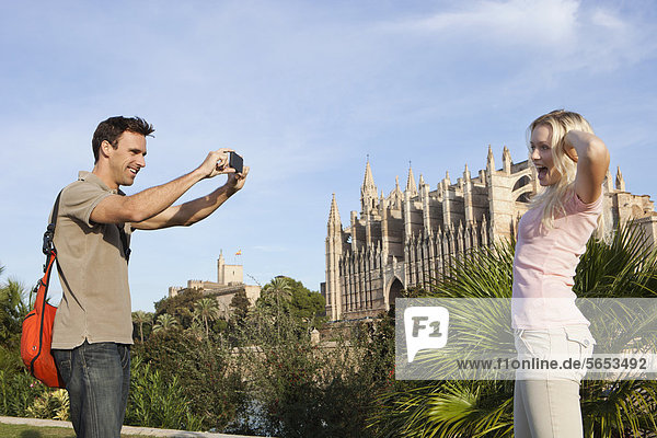 Spanien  Mallorca  Palma  Paarfotografie mit Handy in der Kathedrale St. Maria