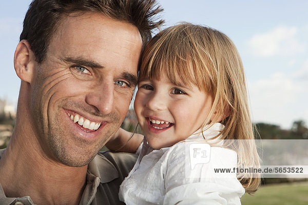 Spanien  Mallorca  Palma  Vater und Tochter lächeln  Nahaufnahme