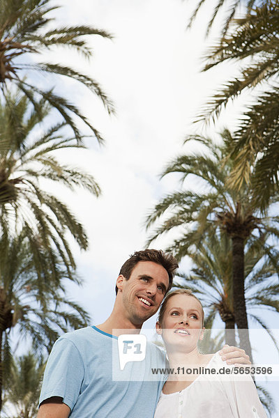 Spanien  Mallorca  Palma  Paar schaut weg  lächelnd