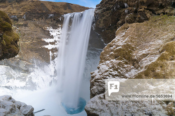 Wasserfall SkÛgafoss an dem zum Teil zugefrorenen Fluss SkÛg·  Südküste  Island  Europa