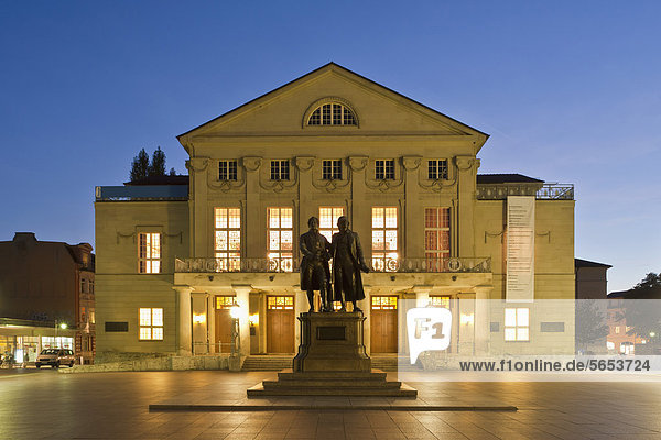Deutschland  Thüringen  Weimar  Denkmalansicht vor dem Deutschen Nationaltheater