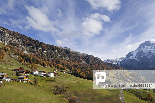 Blick auf den Ort Tolpei  Wengen  Gadertal  Südtirol  Italien  Europa