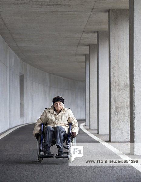 Österreich  Seniorin im Rollstuhl bei der U-Bahn