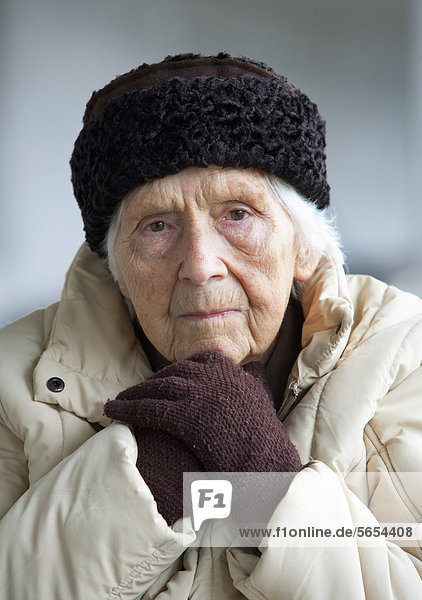 Österreich  Porträt einer älteren Frau  Nahaufnahme