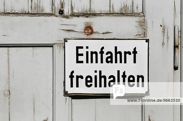 Schild Einfahrt freihalten an altem Holztor  ÖffentlicherGrund