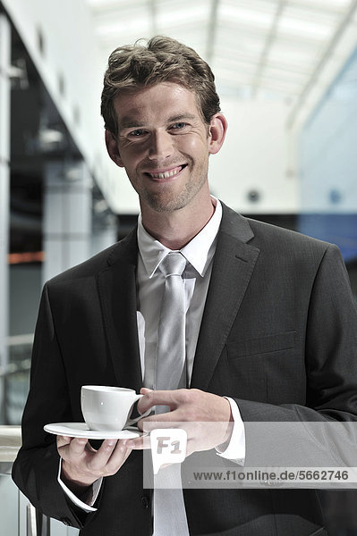 Geschäftsmann mit Tasse Kaffee