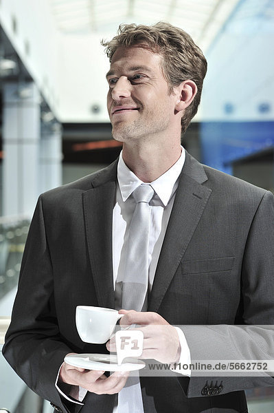 Geschäftsmann mit Tasse Kaffee
