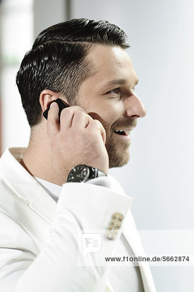 Junger Mann mit Mobiltelefon