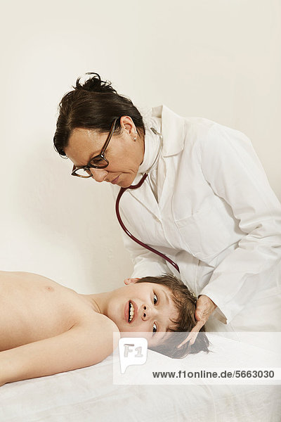 Junge bei Untersuchung beim Kinderarzt