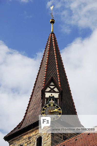 Turm mit Turmuhr der alten Wehrkirche Sankt Georg von 1797  Effeltrich  Oberfranken  Bayern  Deutschland  Europa
