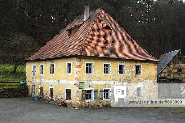 Altes Gebäude der Hackermühle bzw. Obermühle  seit 1547  Trubachtalstraße  Obertrubach  Oberfranken  Bayern  Deutshland  Europa
