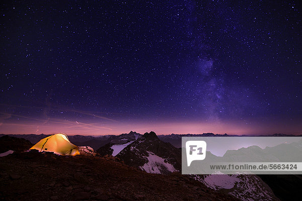 Bergpanorama zur blauen Stunde mit Sternenhimmel und Zelt  Feuerspitze  Steeg  Lechtal  Außerfern  Tirol  Österreich  Europa