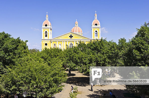 Die Kathedrale von Granada mit dem Park Zentral im Vordergrund  Granada  Nicaragua  Zentralamerika