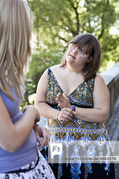 Frau mit Down-Syndrom mit Gebärdensprache zur Kommunikation