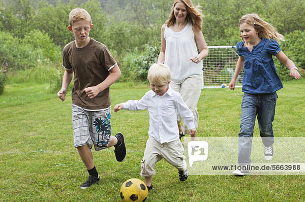 Mutter mit Kindern beim Fußballspiel