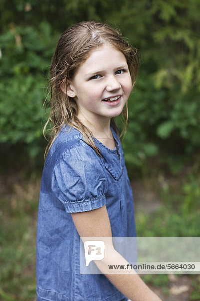 Porträt des lächelnden vorpubertären Mädchens mit nassem Haar