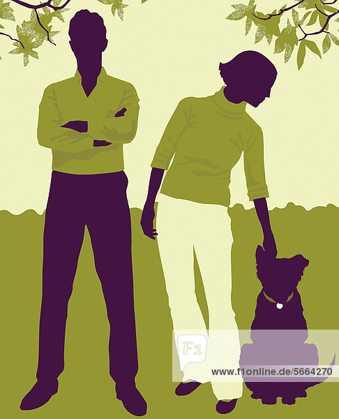 Mann mit verschränkten Armen neben einer Frau mit Hund