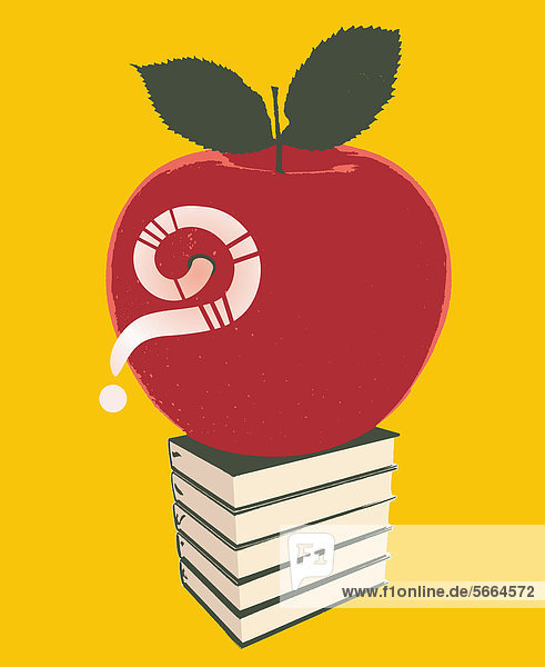 Wurm in Form eines Fragezeichens kriecht durch ein Loch im Apfel auf Bücherstapel