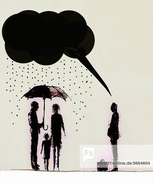 Geschäftsmann mit regnender Sprechblase über einer Familie mit Regenschirm