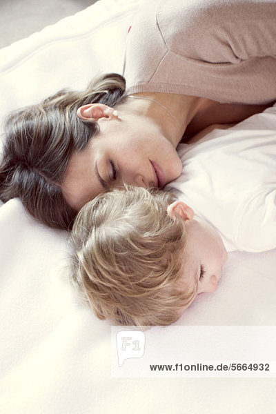 Mutter schläft mit kleinem Sohn