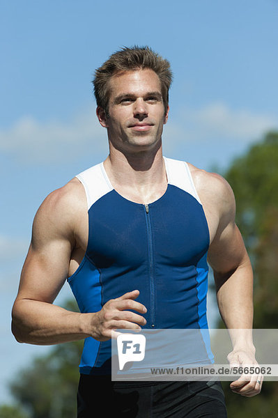 Mittlerer Erwachsener Mann in Sportbekleidung Laufen  Portrait