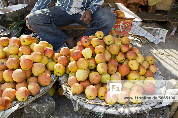 Äpfel zum Verkauf auf dem Straßenmarkt