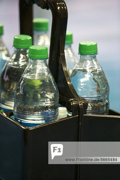 Wasserflaschen im Träger