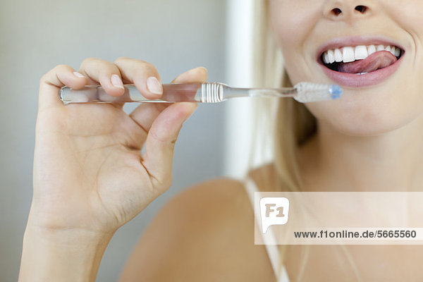 Frau beim Zähneputzen  abgeschnitten