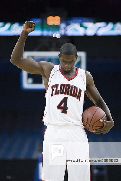 Basketballspieler jubelt mit erhobenem Arm  Portrait