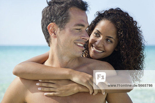 Paar am Strand umarmend