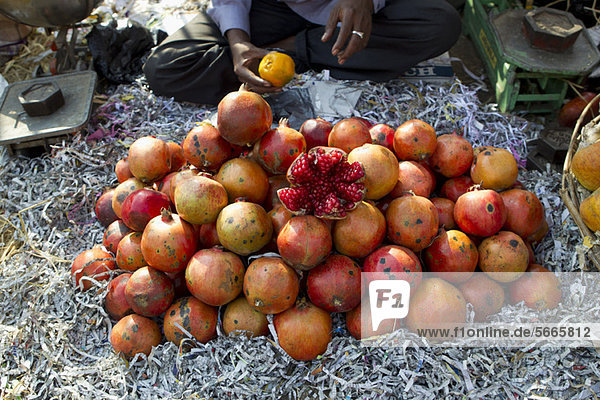 Frische Granatäpfel auf dem Markt