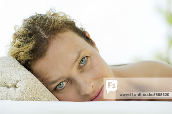 Frau liegend mit Kopf auf Handtuch  Portrait