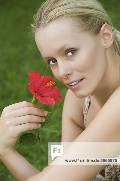 Junge Frau mit Hibiskusblüte  Portrait