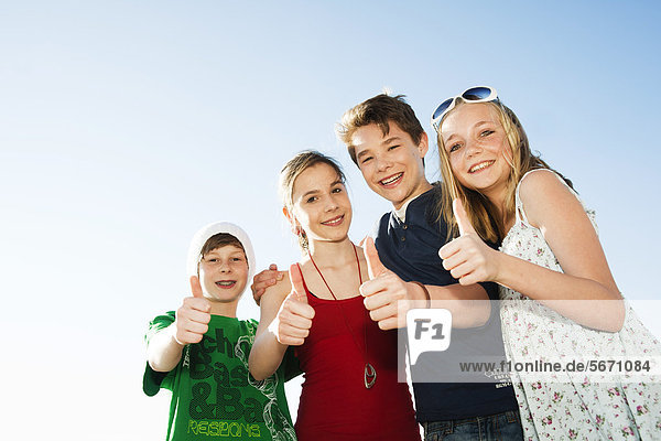 Vier fröhliche Teenager-Freunde im Freien