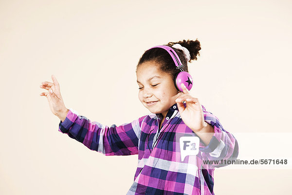 Mädchen mit Kopfhörern tanzt zur Musik