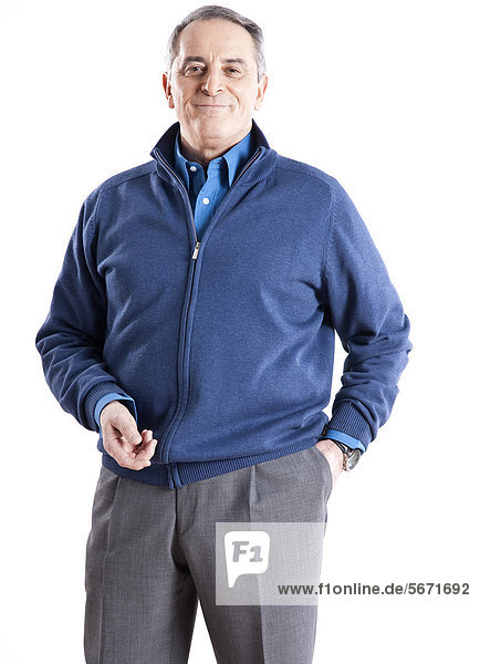 Zufriedener Senior in blauer Strickjacke