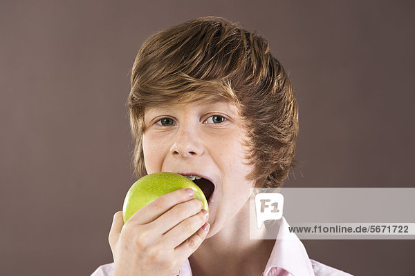 Teenager isst einen Apfel  Portrait