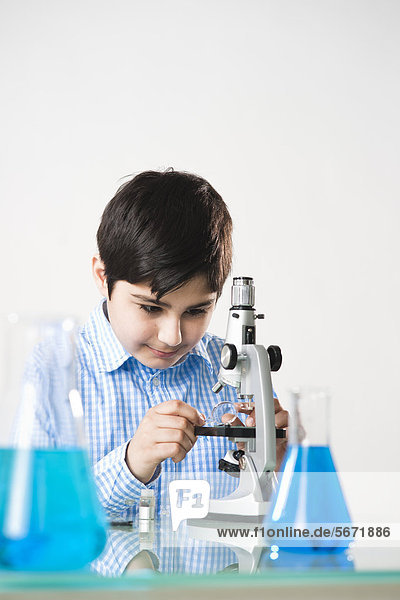 Teenager guckt in Mikroskop