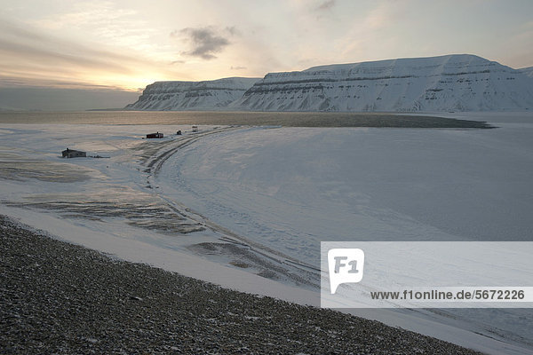 Die Trapperhutten Bei Kap Schoulz Im Sonnenuntergang Am Teilweise Zugefrorenen Fjord Tempelfjorden Spitzbergen Svalbard Norwegen Europa